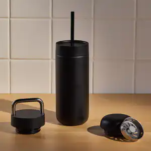 042324_web_3in1lidsystem_mb_lifestyle_900x-1.png Набір універсальна термочашка Fellow Carter Move Mug (591 мл) та 2 кришки (Fellow Carter 2-в-1)